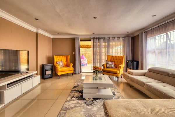 Revitalize your uk apartment: maximize your petite outdoor area with a lush vertical garden!