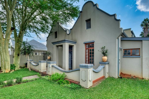 Transform your urban garden with these native uk shrubs for a breathtaking privacy screen